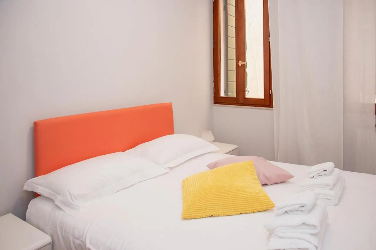 Modern Apartment up to 2 in Biennale Giardini By Bricola Apartments Venezia Italia