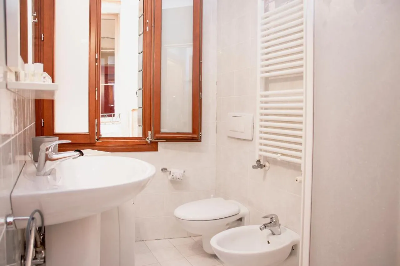 Modern Apartment up to 2 in Biennale Giardini By Bricola Apartments Venezia Italia