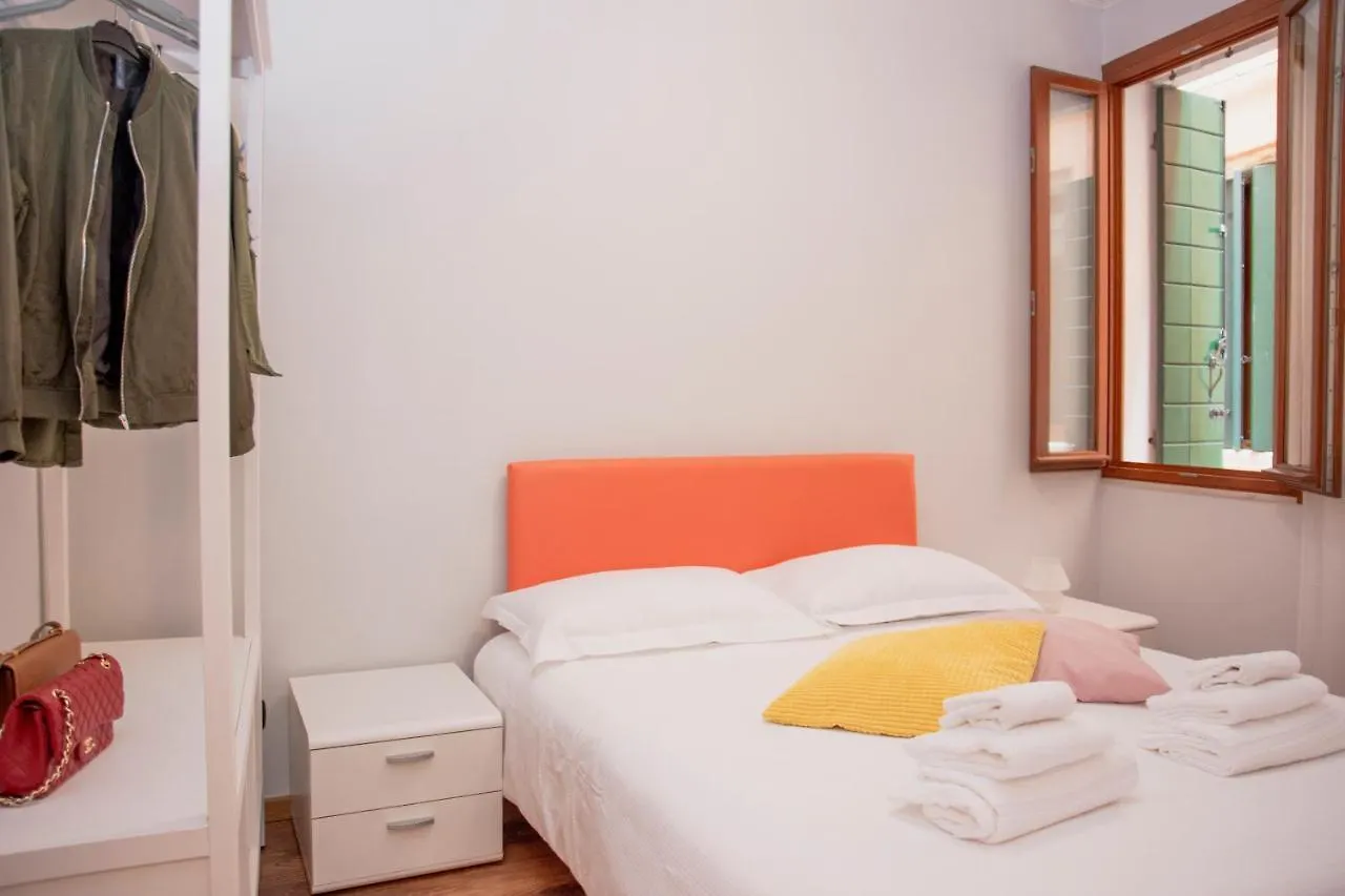 Modern Apartment up to 2 in Biennale Giardini By Bricola Apartments Venezia