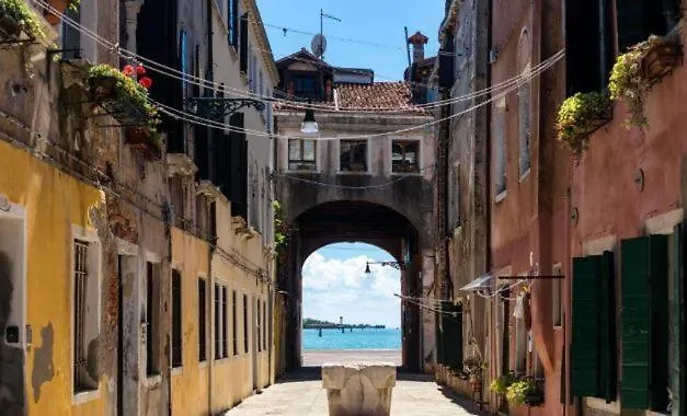 Modern Apartment up to 2 in Biennale Giardini By Bricola Apartments Venezia