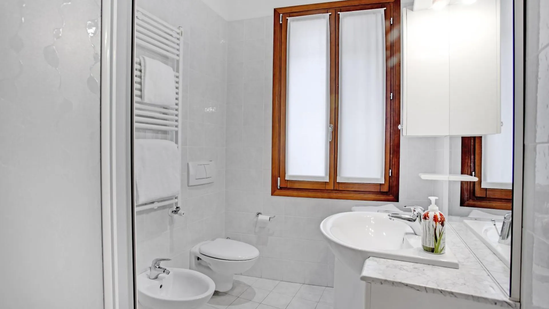 Modern Apartment up to 2 in Biennale Giardini By Bricola Apartments Venezia